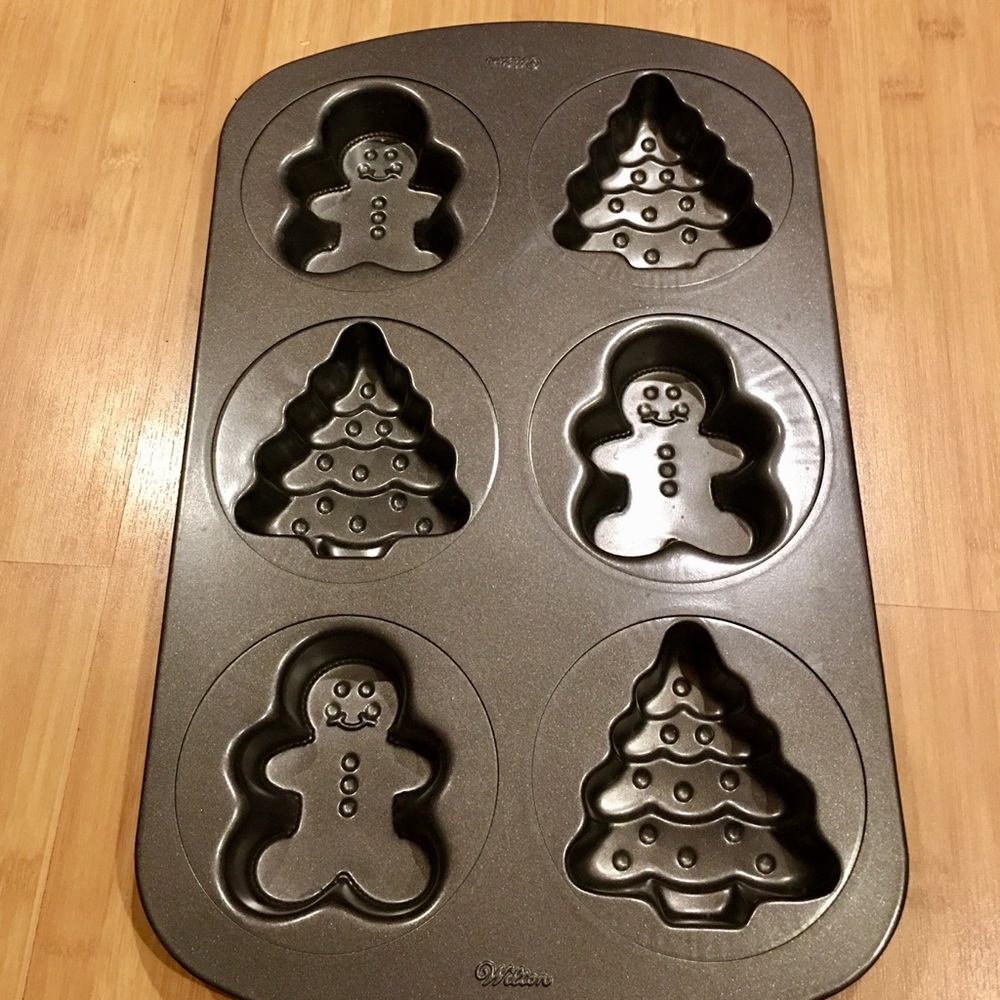 Christmas heavy mold-  small cakes brand new